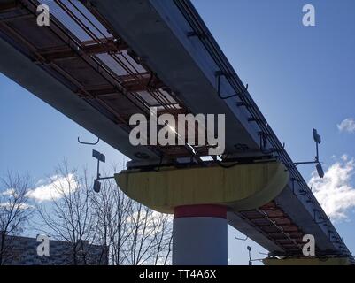 Fer monorail par temps clair en hiver, Moscou Banque D'Images