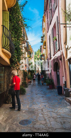 Vue pittoresque sur les rues de Collioure, Pyrénées-Orientales, France Banque D'Images