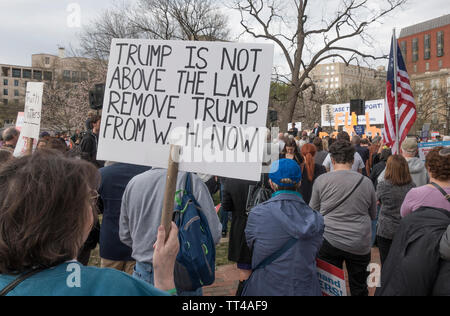 Protestant contre le Procureur Général William Barr et l'administration d'atout n'a pas libérer les non expurgée Mueller Rapport. La protestation s'est tenue à Lafayette Square en face de la Maison Blanche, le 4 avril 2019, Washington, DC. Démonstration faisait partie de la Journée nationale d'action, avec des manifestations organisées dans le nous. Banque D'Images