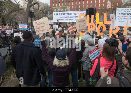 Le sénateur américain Richard Blumenthal (D-New York) s'adresse à la foule qui protestent contre le Procureur Général William Barr et l'administration d'atout n'a pas libérer les non expurgée Mueller Rapport. La protestation s'est tenue à Lafayette Square en face de la Maison Blanche, le 4 avril 2019, Washington, DC. Démonstration faisait partie de la Journée nationale d'action, avec des manifestations organisées dans le nous. Banque D'Images