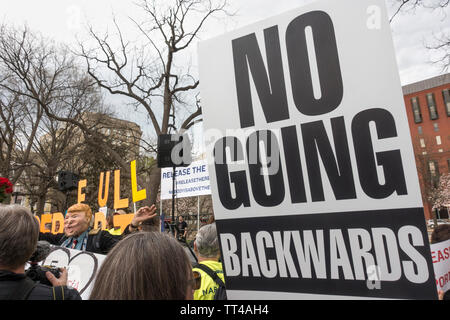 Protestant contre le Procureur Général William Barr et l'administration d'atout n'a pas libérer les non expurgée Mueller Rapport. La protestation s'est tenue à Lafayette Square en face de la Maison Blanche, le 4 avril 2019, Washington, DC. Démonstration faisait partie de la Journée nationale d'action, avec des manifestations organisées dans le nous. Banque D'Images