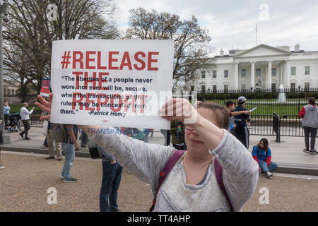 Protestant contre le Procureur Général William Barr et l'administration d'atout n'a pas libérer les non expurgée Mueller Rapport. La protestation s'est tenue à Lafayette Square en face de la Maison Blanche, le 4 avril 2019, Washington, DC. Démonstration faisait partie de la Journée nationale d'action, avec des manifestations organisées dans le nous. Banque D'Images