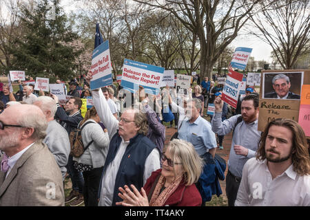 Protestant contre le Procureur Général William Barr et l'administration d'atout n'a pas libérer les non expurgée Mueller Rapport. La protestation s'est tenue à Lafayette Square en face de la Maison Blanche, le 4 avril 2019, Washington, DC. Démonstration faisait partie de la Journée nationale d'action, avec des manifestations organisées dans le nous. Banque D'Images