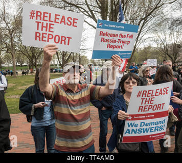 Protestant contre le Procureur Général William Barr et l'administration d'atout n'a pas libérer les non expurgée Mueller Rapport. La protestation s'est tenue à Lafayette Square en face de la Maison Blanche, le 4 avril 2019, Washington, DC. Démonstration faisait partie de la Journée nationale d'action, avec des manifestations organisées dans le nous. Banque D'Images