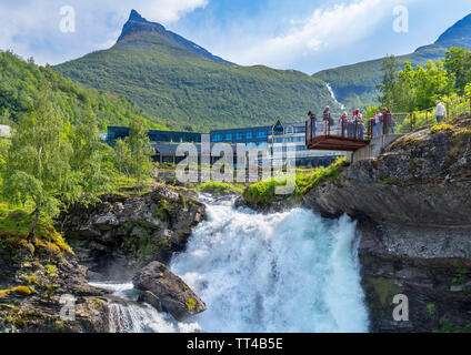 La Cascade Storfossen vers l'hôtel Union, Geiranger, Møre og Romsdal, Norvège, Sunnmøre Banque D'Images