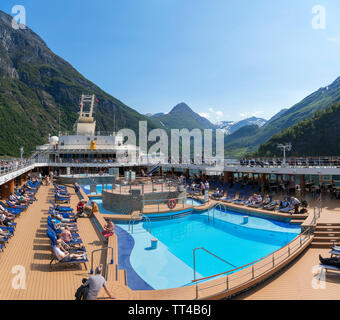 Piscine sur le bateau de croisière TUI Marella Explorer dans le port de Geiranger, Gereingerfjord, Sunnmøre, Møre og Romsdal (Norvège) Banque D'Images