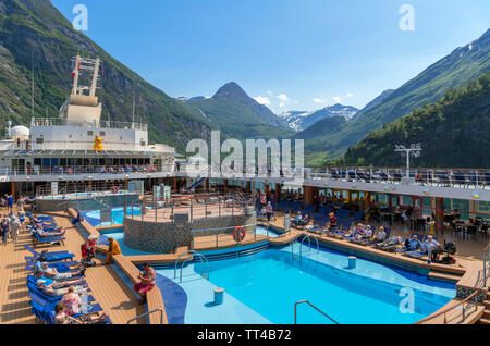 Piscine sur le bateau de croisière TUI Marella Explorer dans le port de Geiranger, Gereingerfjord, Sunnmøre, Møre og Romsdal (Norvège) Banque D'Images