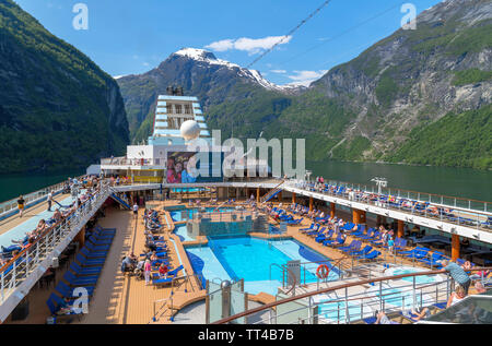 Croisière Fjords norvégiens. Piscine sur le bateau de croisière TUI Marella Explorer dans le port de Geiranger, Norvège, Gereingerfjord Banque D'Images