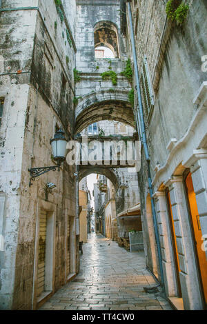 Maisons en pierre avec des fenêtres et balcons dans rue étroite de la vieille ville de Split, en Croatie, à l'intérieur du palais de l'empereur romain Dioclétien Banque D'Images