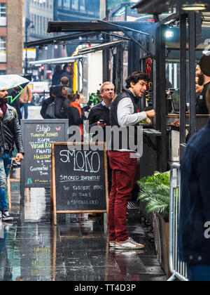 London Street Food - Spitalfields Market Street Food Market - marché alimentaire de la rue de Londres dans le quartier du Marché de Spitalfields. Banque D'Images