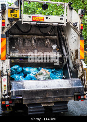 La collecte de déchets par camion ou camion benne Camion Poubelle Londres Londres - ramasser des déchets dans le centre de Londres. Refuser Sac Collection. Collection de sacs poubelle. Banque D'Images