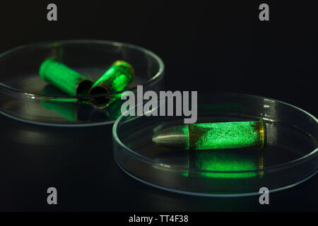 Fluorescente médico-légale sur les preuves vivantes et mortes, 0,38 pouces, 9mm, laiton pistolet balles, comme la documentation de scène de crime Banque D'Images