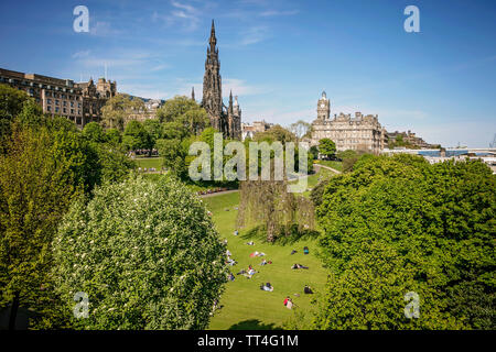 Les jardins de Princes Street avec du Scott Monument et de l'Hotel Balmoral à l'arrière-plan. Banque D'Images