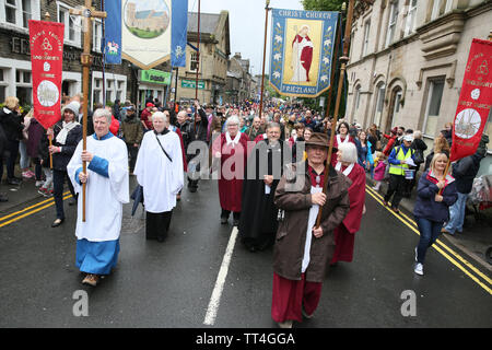 Tameside, Royaume-Uni, le 14 juin, 2019. L'assemblée annuelle de Pentecôte vendredi promenades ont lieu avec les congrégations des églises autour de la région de se joindre à la marche au roi George V les terrains de jeu pour une organisation des services. Des fanfares d'aussi loin un champ comme le Canada ont marché avec les églises et les bandes annuel concours aura lieu plus tard. Crédit : Barbara Cook/Alamy Live News Banque D'Images