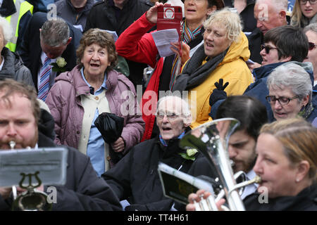 Tameside, Royaume-Uni, le 14 juin, 2019. L'assemblée annuelle de Pentecôte vendredi promenades ont lieu avec les congrégations des églises autour de la région de se joindre à la marche au roi George V les terrains de jeu pour une organisation des services. Des fanfares d'aussi loin un champ comme le Canada ont marché avec les églises et les bandes annuel concours aura lieu plus tard. Crédit : Barbara Cook/Alamy Live News Banque D'Images