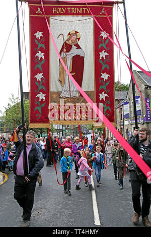 Tameside, Royaume-Uni, le 14 juin, 2019. L'assemblée annuelle de Pentecôte vendredi promenades ont lieu avec les congrégations des églises autour de la région de se joindre à la marche au roi George V les terrains de jeu pour une organisation des services. Des fanfares d'aussi loin un champ comme le Canada ont marché avec les églises et les bandes annuel concours aura lieu plus tard. Crédit : Barbara Cook/Alamy Live News Banque D'Images