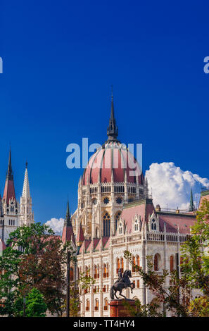 Le Parlement hongrois gothique magnifique dôme, construit en style néogothique à la fin du 19ème siècle à Budapest (avec copie espace ci-dessus) Banque D'Images