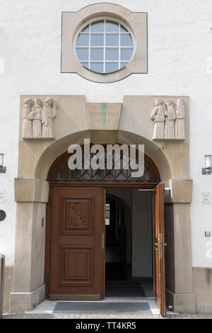 La grande porte en bois à l'entrée de l'Abbaye de Saint-Gall à Saint-Gall, Suisse. Banque D'Images