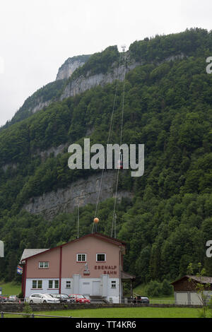 Les téléphériques voyageant la forte pente à l'Ebenalp, Appenzell, Suisse. Banque D'Images
