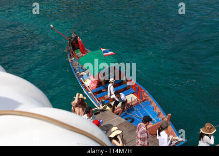 Koh Tao, Thaïlande - 23 avril, 2013 : Taxi bateau est d'arriver au quai de Koh Tao ; ce type de bateau sont utilisés parce qu'avoir des moteur et peut être sa Banque D'Images