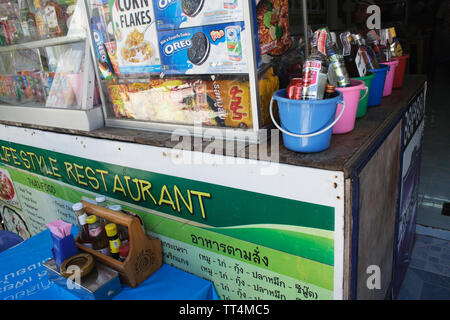 Koh Samui, Thaïlande - 26 avril : une boutique qui vend plein de godet d'alcool dans la rue Banque D'Images