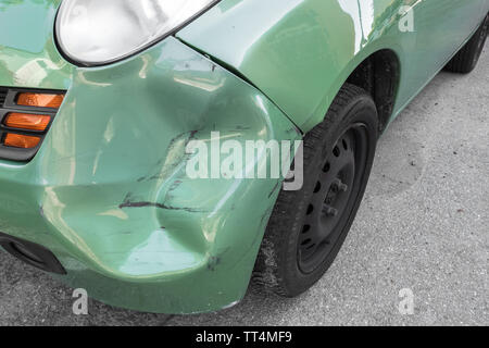 Libre voiture cabossé. Corps de côté voiture a été endommagé par accident dans la circulation. Banque D'Images