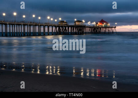 Huntington Beach, Californie / USA - Mars 27, 2019 : l'Huntington Beach Pier sur une nuit calme, avec le néon s'allume. Banque D'Images