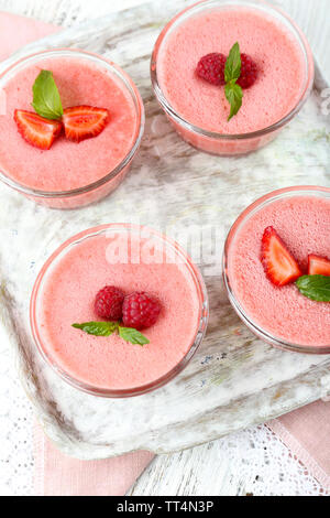 Delicious berry en mousse sur la table des bols close-up Banque D'Images