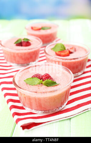 Delicious berry en mousse sur la table des bols close-up Banque D'Images