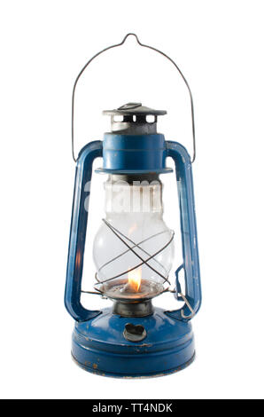 Une lampe au kérosène sur un fond blanc avec fusible allumé Banque D'Images