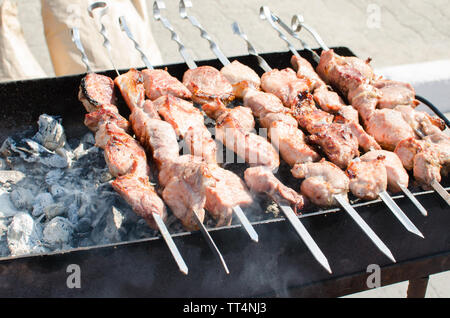 Brochettes de boeuf rôti délicieux sur les charbons se trouve à montgallet Banque D'Images