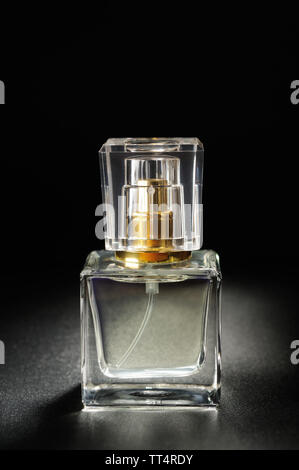 Bouteilles de parfum close up sur fond noir Banque D'Images