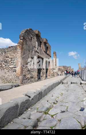 Ruines et rue pavée, dans les fouilles archéologiques de l'ancienne ville romaine de Pompéi en Campanie près de Naples, dans le sud de l'Italie Banque D'Images