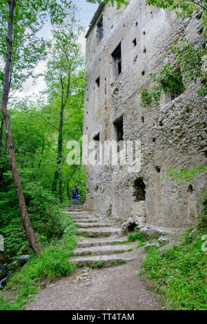 Une usine abandonnée dans la Valle delle Ferriere également connu sous le Vallon des Moulins sentier de marche dans les collines au-dessus d'Amalfi, Italie Campanie Banque D'Images