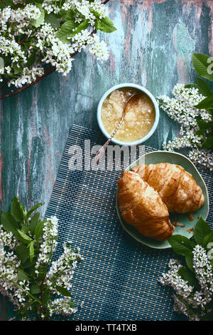 Flatlay contexte alimentaire - conseil en bois vides avec des croissants et du miel, avec copie espace pour le texte Banque D'Images