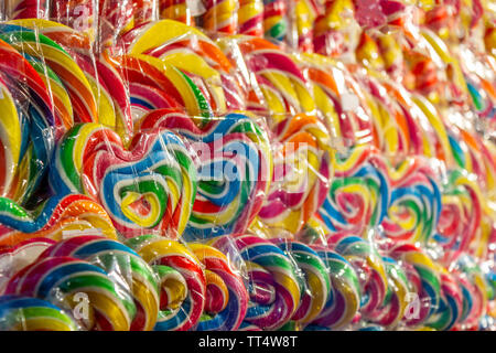 Bonbons sucettes colorées dans l'emballage en nylon Banque D'Images