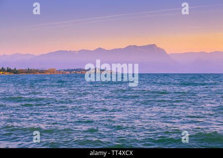 Tôt le matin, lever du soleil sur le lac de Garde (Lago di Garda), Italy, Europe Banque D'Images