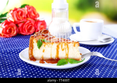 Gâteau au fromage dans la plaque sur nappe à pois sur fond nature Banque D'Images