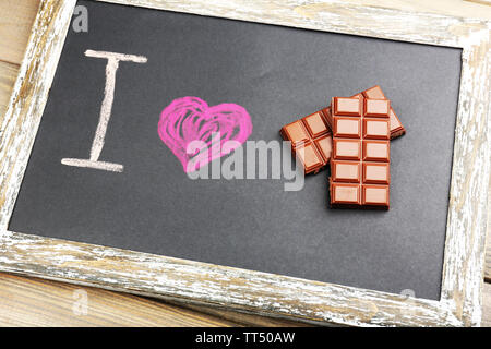 J'aime le chocolat written on chalkboard, close-up Banque D'Images