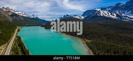 Vue panoramique aérienne de la sauvagine pittoresques lacs de la promenade des Glaciers dans le parc national Banff, Alberta, Canada Banque D'Images