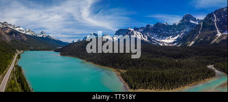 Vue panoramique aérienne de la sauvagine pittoresques lacs de la promenade des Glaciers dans le parc national Banff, Alberta, Canada Banque D'Images