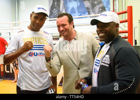 RIGA, Lettonie. 13 juin 2019. Conférence de presse avant le prochain super série demi-finale de boxe lutte entre Yunier Dorticos et Andrew Tabiti. Banque D'Images