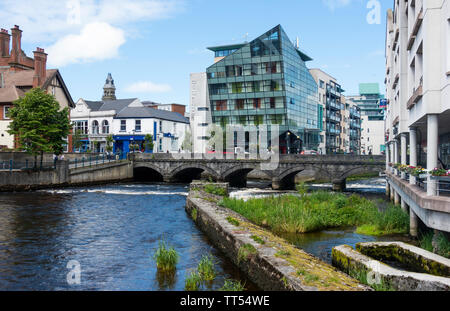 Yeats Memorial Building sur la gauche et l'Hôtel La Serre sur la droite à Sligo, Irlande Banque D'Images