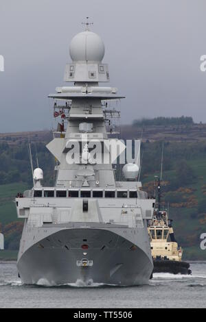 La frégate de la Marine italienne son Carlo Bergamini (F590), en étant aidé par le remorqueur Anglegarth à base de Clyde, à l'arrivée pour exercer la protection Formidable 19. Banque D'Images