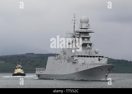 La frégate de la Marine italienne son Carlo Bergamini (F590), en étant aidé par le remorqueur Anglegarth à base de Clyde, à l'arrivée pour exercer la protection Formidable 19. Banque D'Images