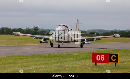 British Aircraft Corporation 167 Strikemaster taxiing à Duxford aérodrome, Cambridgeshire Banque D'Images