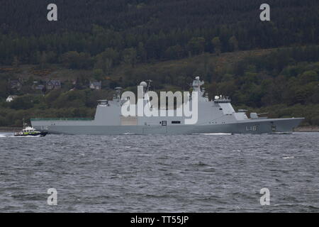 Le navire de commandement de la marine danoise Absalon KDM (L16), qui sont accompagnés par le bateau de la police MoD PRMM Lismore, à son arrivée pour faire de l'exercice 19 Bouclier formidable. Banque D'Images