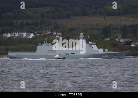 Le navire de commandement de la marine danoise Absalon KDM (L16), qui sont accompagnés par le bateau de la police MoD PRMM Lismore, à son arrivée pour faire de l'exercice 19 Bouclier formidable. Banque D'Images