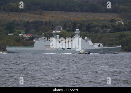 Le navire de commandement de la marine danoise Absalon KDM (L16), qui sont accompagnés par le bateau de la police MoD PRMM Lismore, à son arrivée pour faire de l'exercice 19 Bouclier formidable. Banque D'Images