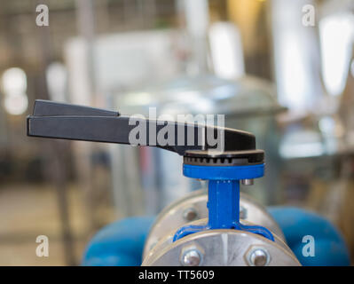 Poignée d'ouverture et de fermeture de la vanne manuelle sur le pipeline. Focus sélectif. Banque D'Images